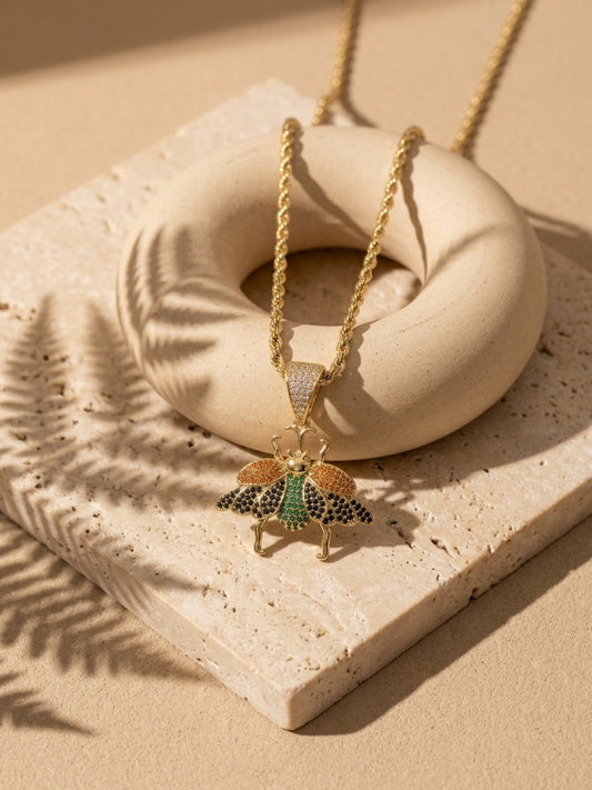 Collar colgante de abeja con piedras de colores